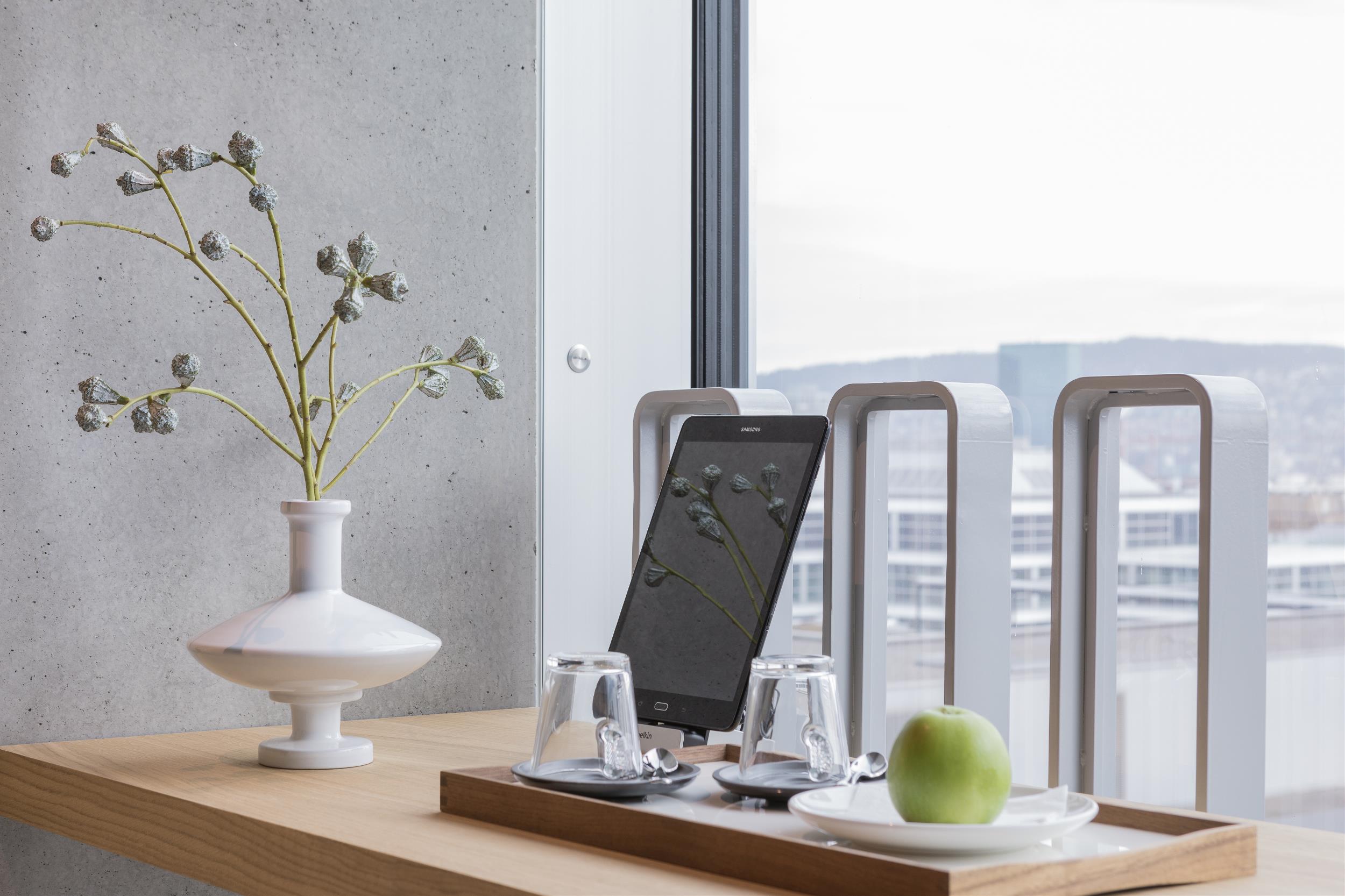 Tablet mit Kaffeetassen und Vase.jpg